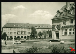DDR AK Um 1974, Prenzlau Hotel Uckermark, Davor DDR KfZ Oldtimer - Prenzlau