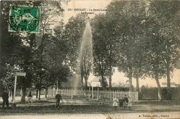 Cholet * La Demi Lune Et Le Square * Villageois - Cholet