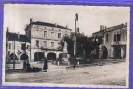 Carte Postale 47. Monflanquin  Place Centrale  Très Beau Plan - Monflanquin