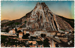 CPSM DE SISTERON  (ALPES DE HTE PROVENCE)  LE FAUBOURG ET LE ROCHER DE LA BAUNE - Sisteron