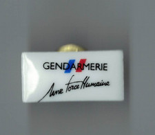 Pin's Gendarmerie Une Force Humaine - Militaria