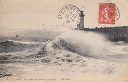 France - Phare - Dieppe - Le Phare Et La Jetée Un Jour De Tempête - Circulée - Phares