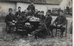 CPA - Militaria -  Carte Photo D'un Groupe De Soldats à Table - Weltkrieg 1914-18