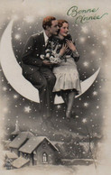 Vraie Photo . Montage : Couple D'amoureux Assis Sur Un Croissant De Lune : BONNE ANNEE - Anno Nuovo