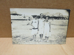 ROYAN (14) Carte Photo Trois Femmes Sur La Plage Gros Plan - Royan