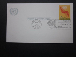 A 1970's UNITED NATIONS POSTAL CARD WITH FIRST DAY OF ISSUE POSTMARK. ( 02231 ) - Brieven En Documenten