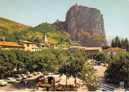 04 - Castellane - Le Rocher Notre Dame Du Roc Dominant La Ville - Castellane