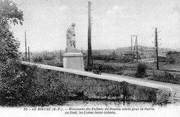 D64 - LE BOUCAU - MONUMENT DES ENFANTS DU BOUCAU MORTS POUR LA PATRIE, AU FOND LES USINES ST GOBAIN - Boucau