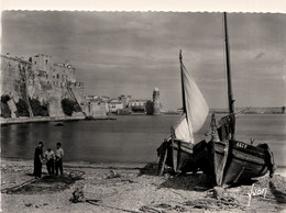 Collioure * Vue Sur Le Clocher Et Le Château * Pêcheur Bateau - Collioure