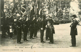 Brest * La Revue Du 14 Juillet * L'accolade * L'amiral Péphan Remet Les Décorations * Fête Nationale * Militaria - Brest