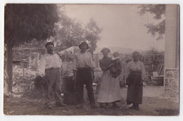 8913- C.photographique Sans Titre , à Situer - Famille De Paysan Où De Vignerons à La Ferme ( Hotte En Bois ... ) - - Farmers
