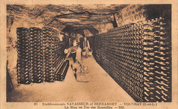 Vouvray          37        Vavasseur Et Bernardet  La Mise En Tas Des Bouteilles         (voir Scan) - Vouvray