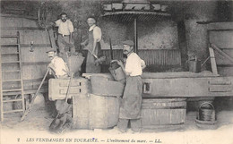 Vouvray       37        Vendanges En Touraine. L'enlèvement Du Marc         (voir Scan) - Vouvray