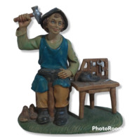 59101 Pastorello Presepe - Statuina In Plastica - Calzolaio - H Cm 18/20 - Kerstkribben