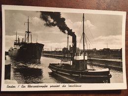 Cp écrite,  Emden / Ein Überseedampfer Passiert Die Seeschleuse ( Bâteau Et Remorqueur), éd Verlag Cramers - Emden