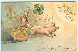 N°18621 - Carte Gaufrée - Prosit Neujahr - Nain Sur Un Sulky Tiré Par Un Cochon - Roue Fait Avec Des Pièces - Nouvel An