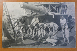 Marine Français A Bord D'un  Cuirasse  Lavage Du Pont  Canon - Guerre