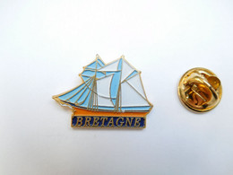 Beau Pin's En Relief , Marine Bateau Voilier , Bretagne , Signé Arconcept - Bateaux