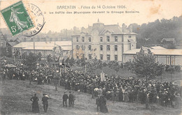 76-BARENTIN- FÊTES DU 14 OCTOBRE 1906, LE DÉFILE DES MUSIQUE DEVANT LE GROUPE SCOLAIRE - Barentin