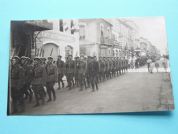 PARADE Militair > à IDENTIFICIER Svp > ( La France ) > ( Voir Photo Detail ) Format CP ! - War, Military