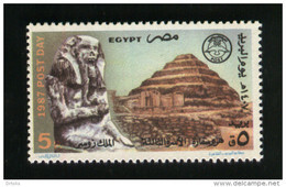 EGYPT / 1987 / POST DAY / STATUE OF KING ZOSER & STEP PYRAMID ; SAKKARA / EGYPTOLOGY / ARCHEOLOGY / MNH / VF. - Neufs