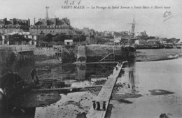 SAINT-MALO - Le Passage, à Pieds, De Saint-Servan  à Saint-Malo à Marée Basse - Bateaux à Quai échoués - Saint Malo