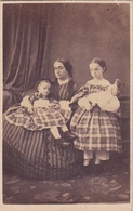 Photo CDV 1870 Portrait  Femme Et Ses Deux Filles Avec Robe A Carreau Photo  Réf 10566 - Identified Persons