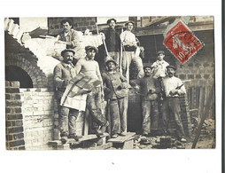 37 - LANGEAIS - CP PHOTO - Groupe D'ouvriers Du Batiment  Construisant Une Maison Beau Plan Animé Bon état - Langeais