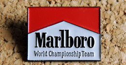 Pin's AUTOMOBILE SPORT F1 - Cigarettes MARLBORO World Championship Team - Peint Cloisonné - Fabricant WINNER - F1