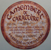 Etiquette Camembert - De Caractère - Fromagerie Coopérative D'Isigny Ste-Mère 14 Normandie - Calvados   A Voir ! - Quesos