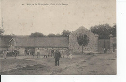 BRICQUEBEC  Abbaye  Cour De La Ferme - Bricquebec