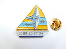 Beau Pin's En Relief , Marine Bateau Voilier , VION ?? - Bateaux