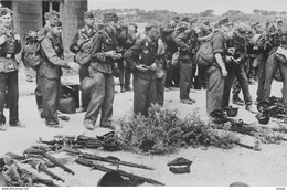 CP Guerre 1939-1945 * Les Allemands Jettent Leurs Armes à Marseille * - Guerra 1939-45