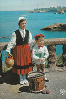 Groupe Basque " CHELITZTARRAK" De Biarritz. - Le Petit TXISTULARI Et Sa Compagne Avec La Cruche - Danses