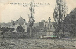 CPA 64 Basses Pyrénées-Atlantiques BIDACHE La Croix Du Champ De Foire Pavillon Et Le Château - Bidache