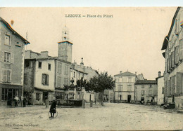 Lezoux * La Place Du Pilori * Commerce Magasin RACONNAT - Lezoux