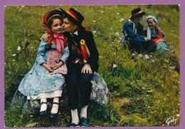 L'AUVERGNE - Groupe Folklorique La Bourrée De St-Flour Clermont-Ferrand Oun Poutou = Un Baiser - Personnages