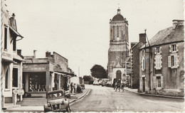 Montmartin-sur-Mer  50  Une Rue Du Village Tres Tres Animée -l'Eglise Et La Poste Et Voiture 2cv Epicerie  Pompe A Essen - Montmartin Sur Mer