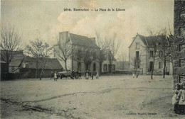 Bannalec * La Place De La Liberté * Automobile Voiture Ancienne - Bannalec