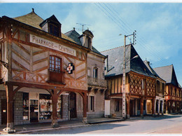 LA GUERCHE DE BRETAGNE VIEILLES MAISONS VUES DES ARCADES DE LA MAIRIE PHARMACIE CENTRALE - La Guerche-de-Bretagne