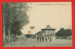 002707 - DEUX SEVRES - PARTHENAY - Place Du Drapeau - Parthenay