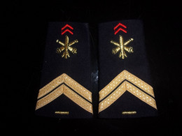 Galons D' épaules Sergent - Artillerie - Fourreaux - + De 5 Ans De Service - RA - Uniformes