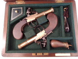 Paire De Pistolets Francaises Silex De Marine Circa 1790 Dans Un Coffret Avec Acessoires - Armes Neutralisées