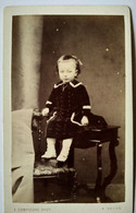 Photographie CDV Enfant - Petite Fille Assise Sur Un Meuble - Mode - Photo E. Compiègne à NOYON - Circa 1870/75  BE - Ancianas (antes De 1900)