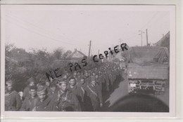 59 - CARTE PHOTO - TRANSPORT DE PRISONNIERS DE LE CATEAU A LANDRECIES - MAI 1940 - Landrecies