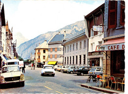 BOURG D'OISANS LA PLACE ET LA POSTE LA CONCORDE ASSURANCE CAFE MAGASINS REUNIS MOBIL CHARCUTERIE 1971 - Bourg-d'Oisans