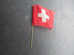 Epinglette (V2107) SUISSE (2 Vues) DRAPEAU SUISSE Sur Pique Métallique - Administrations