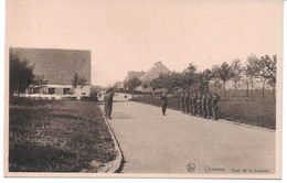 CHIEVRES (7950) Cour De La Caserne ( 8 Soldats Au Salut ) - Chièvres