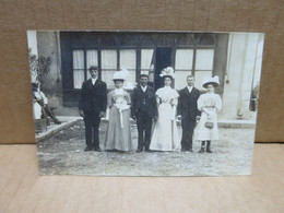 Carte Photo Groupe De Personnages En Grande Tenue Devant Un Magasin - Da Identificare