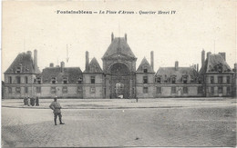 77 - FONTAINEBLEAU La Place D'Armes Quartier Henri IV Animée - Fontainebleau